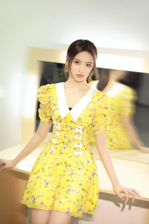金子涵黄色碎花连衣裙写真图片
