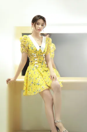 金子涵黄色碎花连衣裙写真图片_1