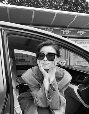 王佳宇黑白质感生活照图片_1