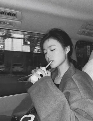 王佳宇黑白质感生活照图片_4
