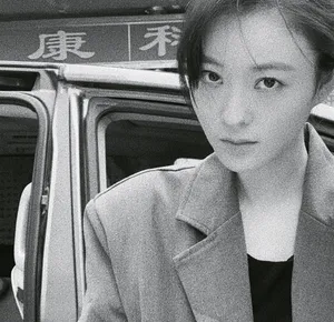 王佳宇黑白质感生活照图片_5