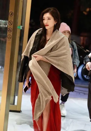江疏影卷发红裙美腿撩人美照图片