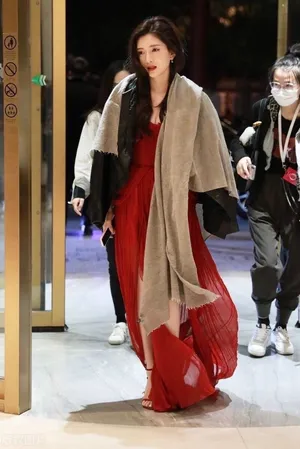 江疏影卷发红裙美腿撩人美照图片_2