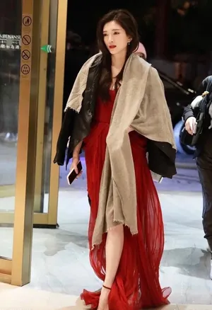 江疏影卷发红裙美腿撩人美照图片_3