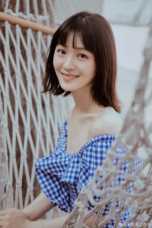 王佳宇露肩格子裙魅惑性感写真