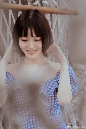 王佳宇露肩格子裙魅惑性感写真_2