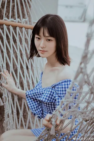 王佳宇露肩格子裙魅惑性感写真_4