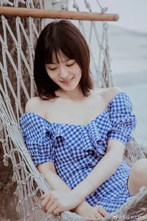 王佳宇露肩格子裙魅惑性感写真_5
