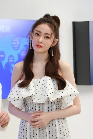 张天爱蛋糕裙白皙美腿美照图片_2