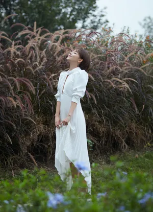 张嘉倪短发白裙优雅写真图片_5