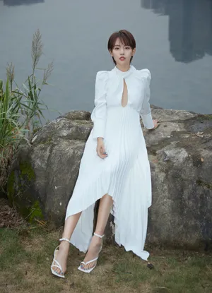 张嘉倪短发白裙优雅写真图片_6