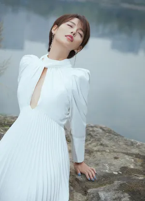 张嘉倪短发白裙优雅写真图片_7