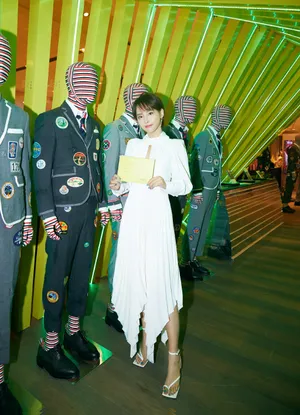 张嘉倪短发白裙优雅写真图片_9