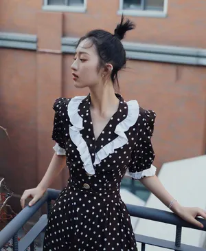 邓恩熙波点裙甜美写真图片_2
