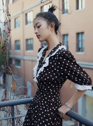 邓恩熙波点裙甜美写真图片_6