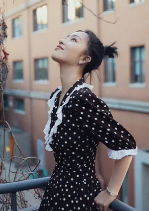 邓恩熙波点裙甜美写真图片_7