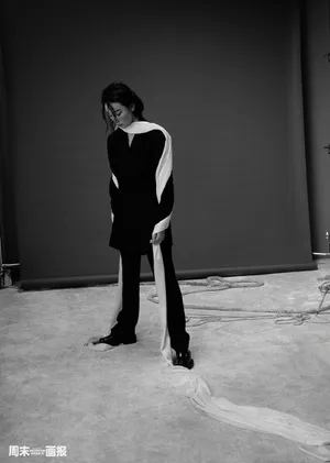 倪妮蕾丝裙白皙美肩性感写真图片