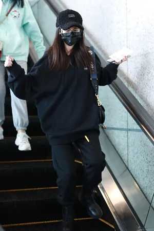 袁冰妍框架眼镜文静甜美机场照图片