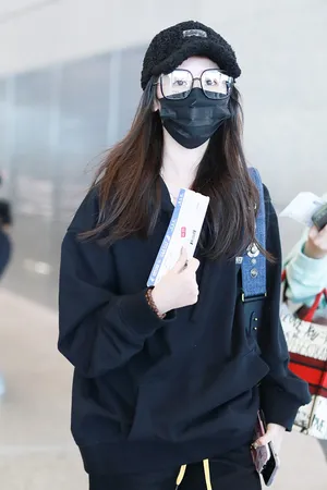 袁冰妍框架眼镜文静甜美机场照图片