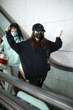 袁冰妍框架眼镜文静甜美机场照图片_2