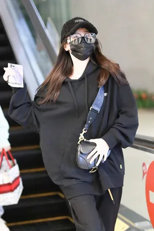 袁冰妍框架眼镜文静甜美机场照图片_3