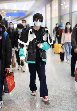 郁可唯拼色外套时髦前卫机场照图片