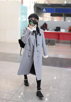 周洁琼灰色外套时髦淑女机场照图片