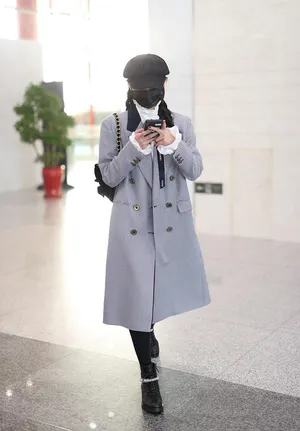 周洁琼灰色外套时髦淑女机场照图片_3