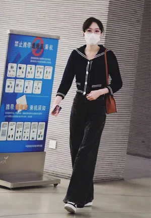 唐嫣阔腿牛仔裤露腰街拍图片