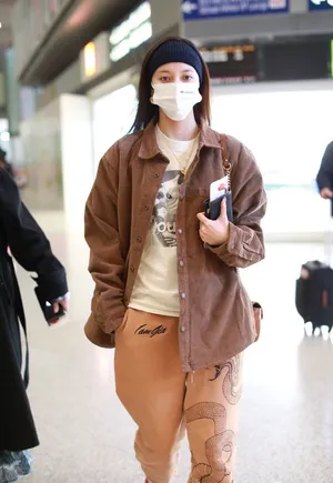 宋妍霏灯芯绒外套时髦魅力机场照图片