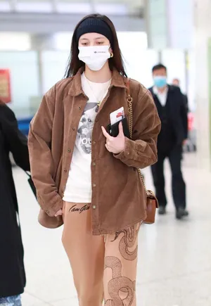 宋妍霏灯芯绒外套时髦魅力机场照图片_2