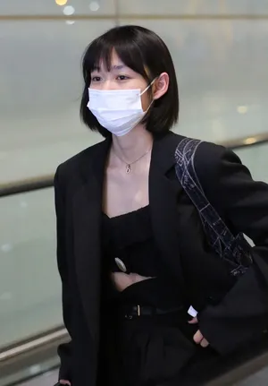 段奥娟西服帅酷飒爽机场照图片_3
