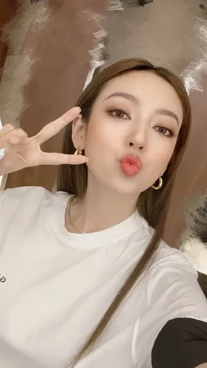 何瑞贤浴袍私服性感自拍照图片_2