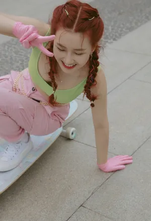 王一桥双马尾甜酷滑板少女图片