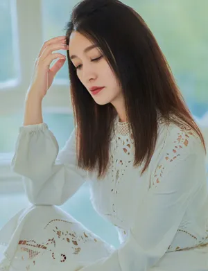 李小冉优雅白裙写真图片
