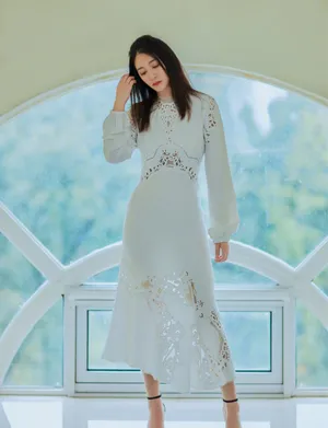 李小冉优雅白裙写真图片_1