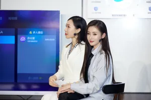 张天爱灰色衬衣气质性感活动照图片_3