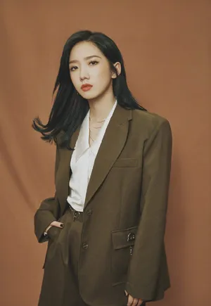 孟美岐军绿色西装魅力时尚写真_4