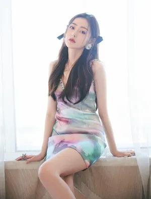 张天爱深V吊带裙性感写真图片_5