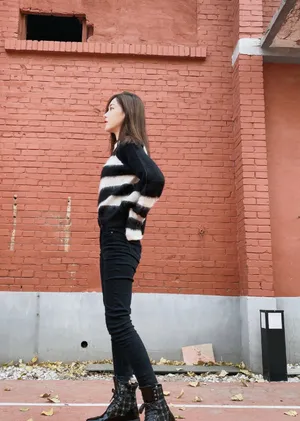 李沐宸黑白毛衣甜酷写真图片_3