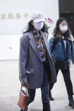 杨幂西服皮裤时尚街拍图片