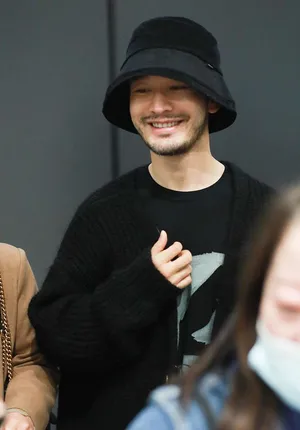 黄晓明黑外套时髦帅气机场照图片