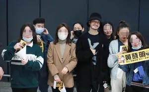 黄晓明黑外套时髦帅气机场照图片_2