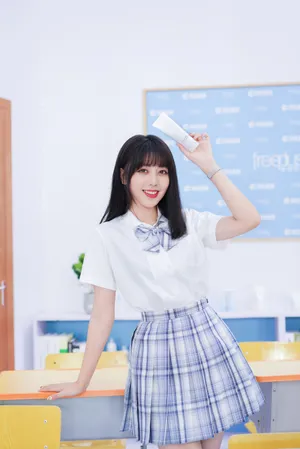刘人语灵动格裙甜美写真图片_3