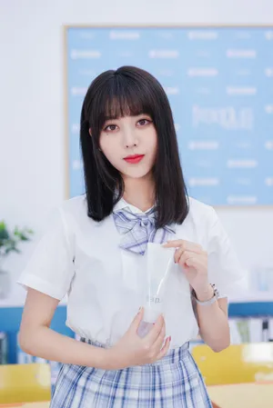 刘人语灵动格裙甜美写真图片_6