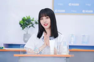 刘人语灵动格裙甜美写真图片_7