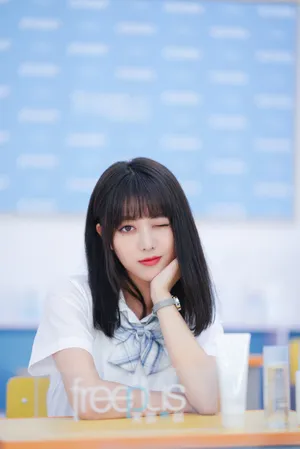 刘人语灵动格裙甜美写真图片_8