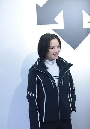 辛芷蕾运动装干练飒爽活动照图片_4