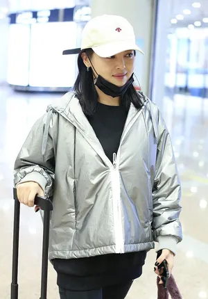 辛芷蕾银色外套清新靓丽机场照图片_2
