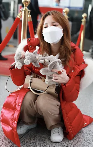 金莎红羽绒服甜美可爱机场照图片_1